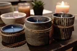VELAS AROMÁTICAS ARTESANALES EN RECIPIENTES DE CONCRETO
