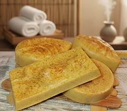 JABÓN ARTESANAL DE CÚRCUMA, VITAMINA E Y ACEITE DE ROSAS